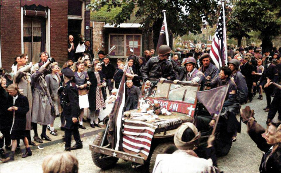 De bevrijders van Vlaardingen rijden over het Emaus richting de Kortedijk. 